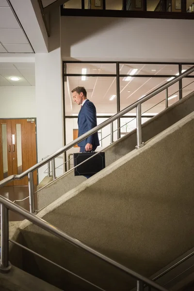 Бізнесмен спускається по сходах — стокове фото