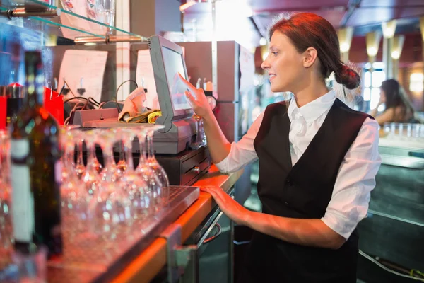 Barmaid feliz usando touchscreen até — Fotografia de Stock