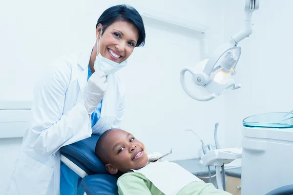 Portrait of smiling female dentist examining boys teeth — Stock Photo, Image