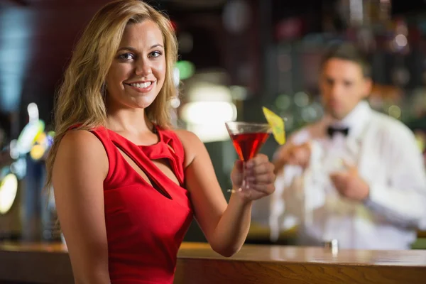 Vackra blonda ler mot kameran med cocktail — Stockfoto