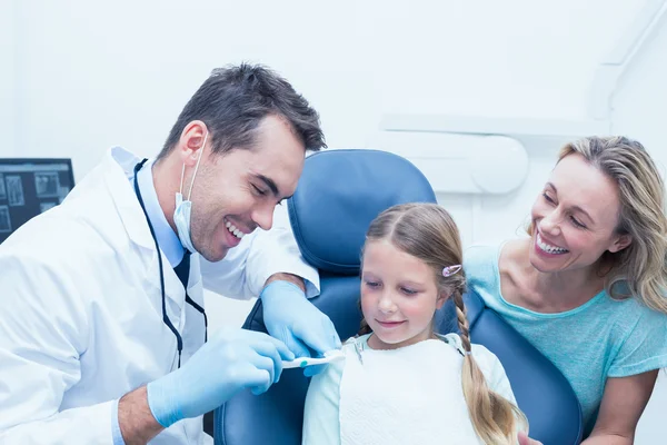 Zubař s holkou asistent výuky — Stock fotografie