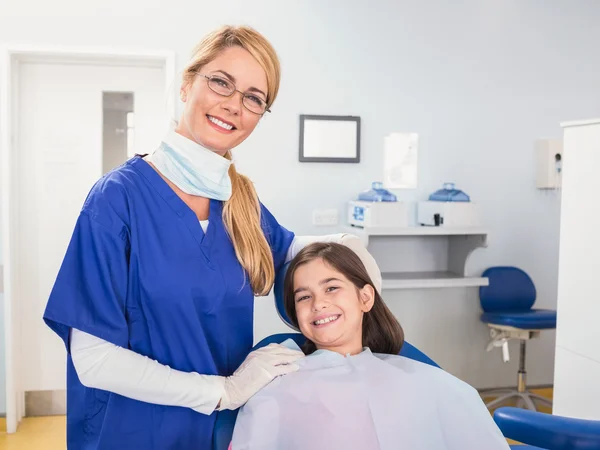 Dentista con un giovane paziente felice — Foto Stock