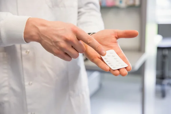 Pharmacist holding medicine blister pack — Stock Photo, Image