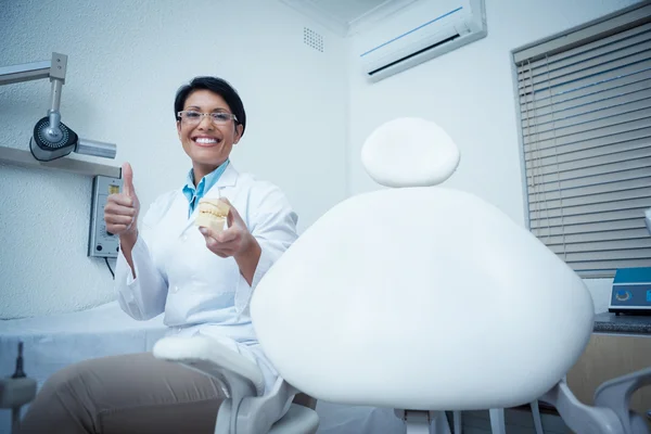 Dentista gesticulando polegares para cima — Fotografia de Stock