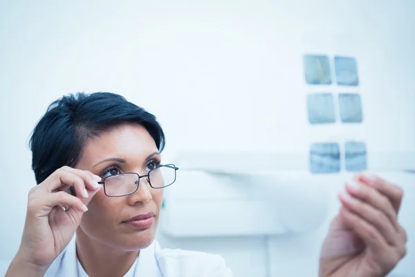 Female dentist looking at x-ray — Stock Photo, Image