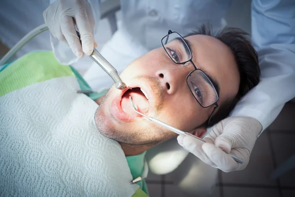 Close-up de homem ter seus dentes examinados — Fotografia de Stock