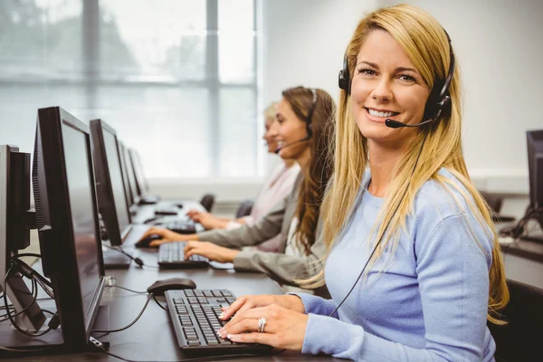 Mosolyogva a call center agent — Stock Fotó