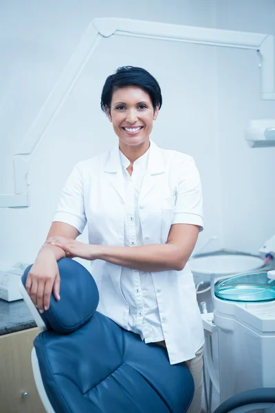 Dentista sonriente —  Fotos de Stock