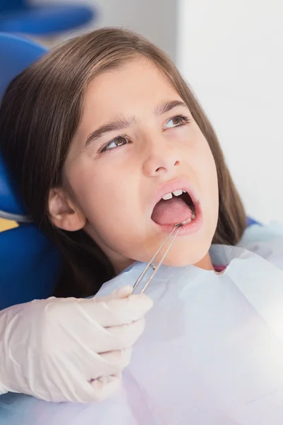 Портрет молодого пациента при стоматологическом осмотре — стоковое фото