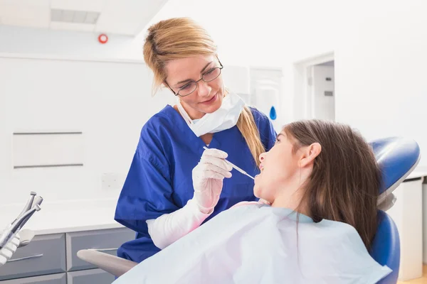 Dentista pediátrico examinando seu jovem paciente — Fotografia de Stock