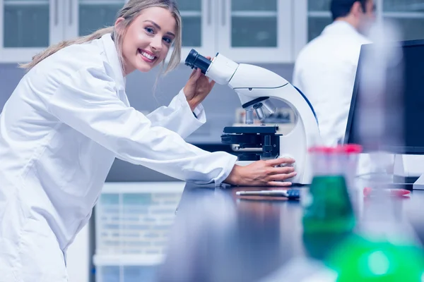 Estudante de ciências trabalhando com microscópio no laboratório — Fotografia de Stock