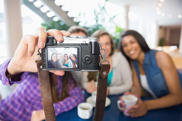 Jóvenes estudiantes tomando una selfie — Foto de Stock
