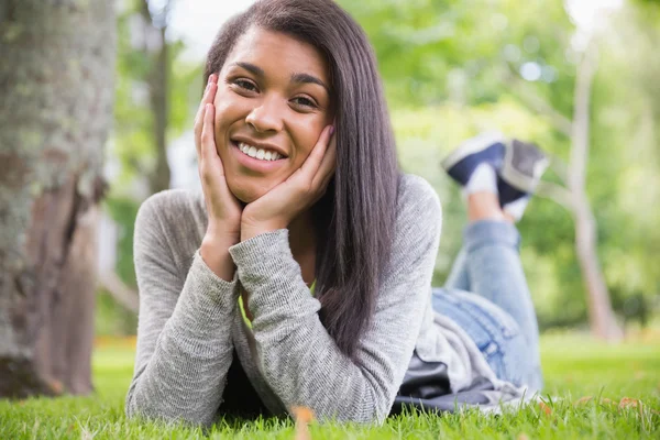 Bella bruna sorridente alla fotocamera nel parco — Foto Stock