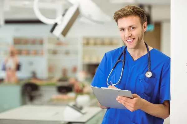 Junge Medizinstudentin schreibt Notizen — Stockfoto