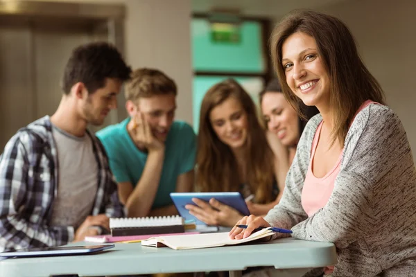 Amici sorridenti seduti a studiare e utilizzare tablet pc — Foto Stock