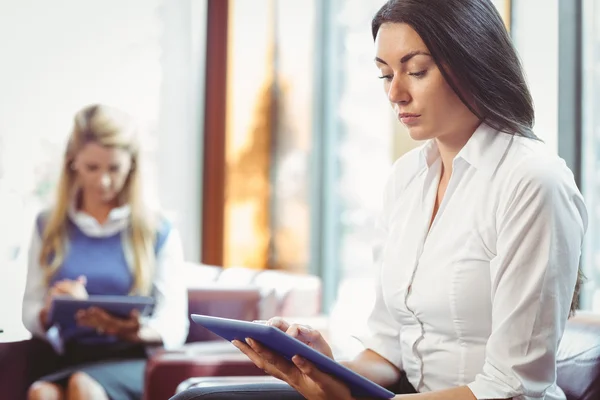 Femmes d'affaires réfléchies utilisant une tablette numérique — Photo