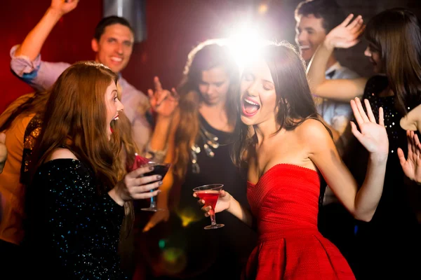 Amigos felices divirtiéndose juntos — Foto de Stock