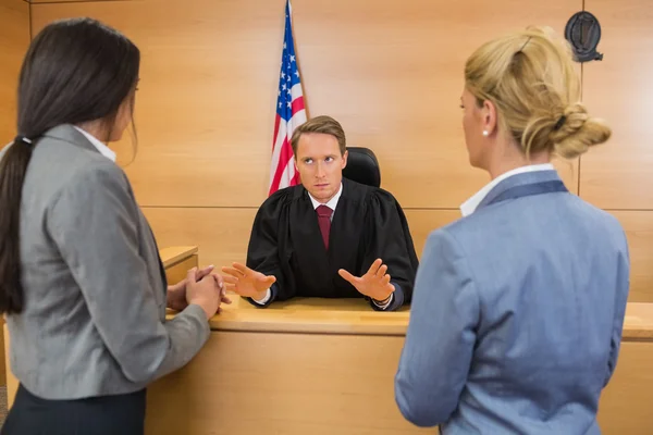 Lawyers speaking with the judge — Stock Photo, Image