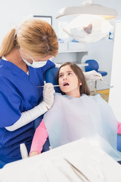 Dziecięca dentysta bada jej młodego pacjenta — Zdjęcie stockowe