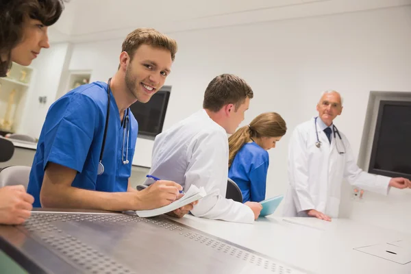 Медичний студент посміхається в камеру під час занять — стокове фото
