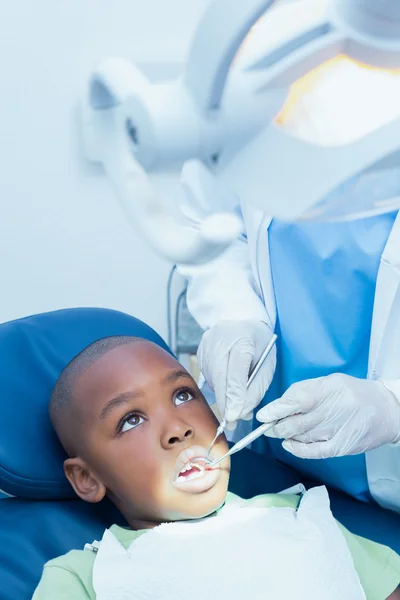 Chłopak o zęby zbadane przez stomatologa — Zdjęcie stockowe
