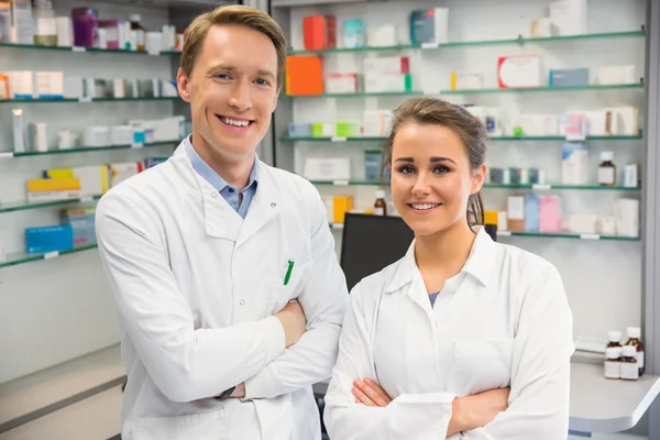 Team di farmacisti che sorridono alla telecamera — Foto Stock