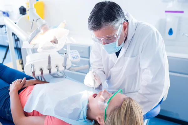 Zahnarzt untersucht Zähne eines Patienten — Stockfoto