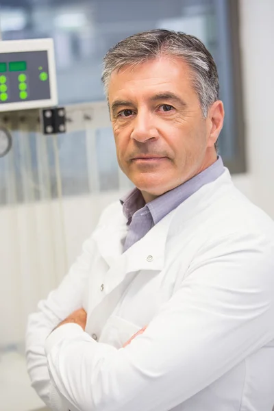 Pharmacist using machinery to make medicine — Stock Photo, Image