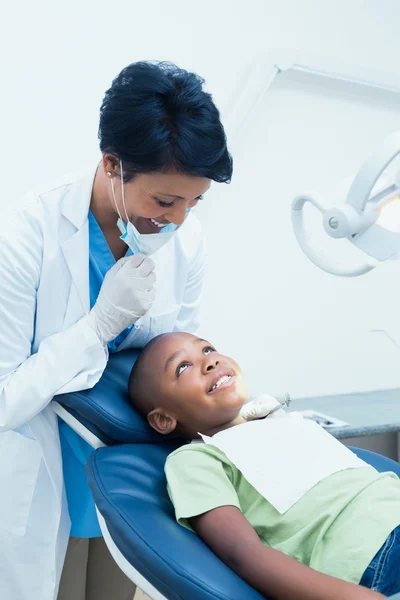 Portrait of smiling female dentist examining boys teeth — Stock Photo, Image