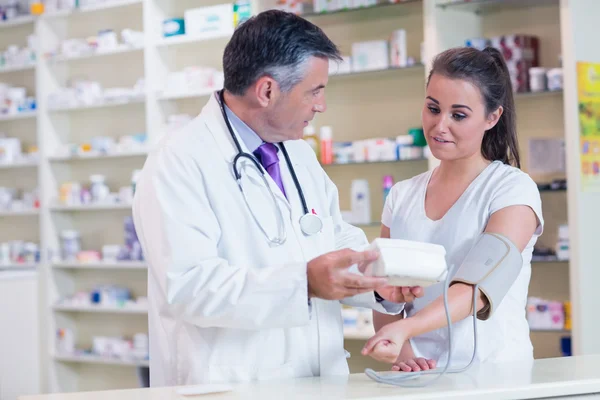 Farmacéutico y paciente hablando — Foto de Stock