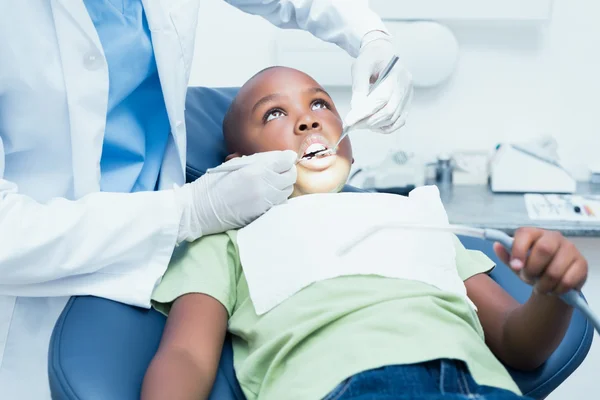 Close up de menino ter seus dentes examinados — Fotografia de Stock