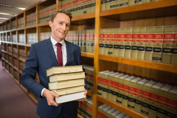 Un abogado guapo en la biblioteca de abogados — Foto de Stock