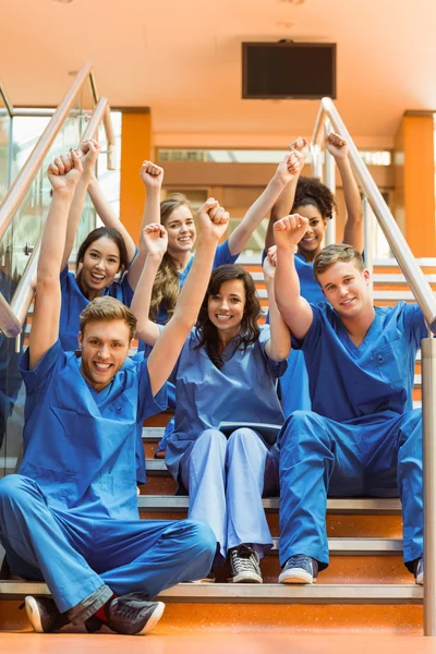 Medizinstudenten jubeln auf den Stufen — Stockfoto