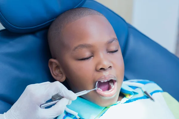 Close up de menino ter seus dentes examinados — Fotografia de Stock