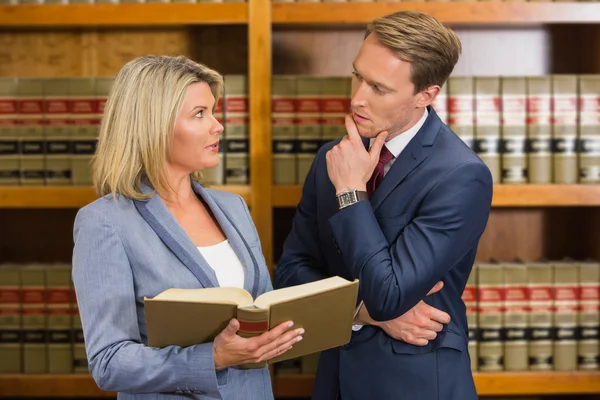 Team van advocaten in de law library — Stockfoto