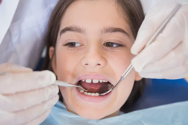 Tandläkaren använder dental explorer och vinklad spegel — Stockfoto