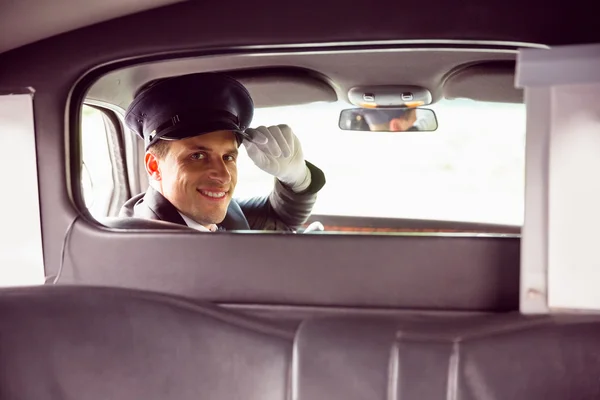 Limousinenfahrer lächelt in die Kamera — Stockfoto