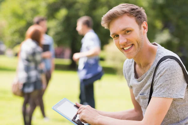 Bello studente che studia all'aperto nel campus — Foto Stock