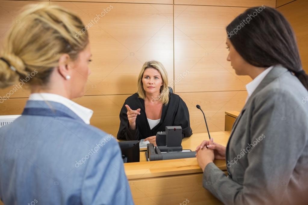 Юрист по уголовным делам консультация. Клиентов судебном разбирательстве. Защита по уголовным делам. Споры с государственными органами. Судебное заседание.