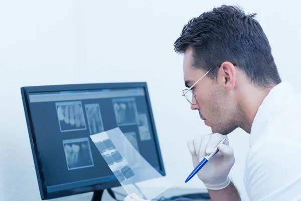 Чоловік стоматолог дивиться на рентгенівський знімок — стокове фото