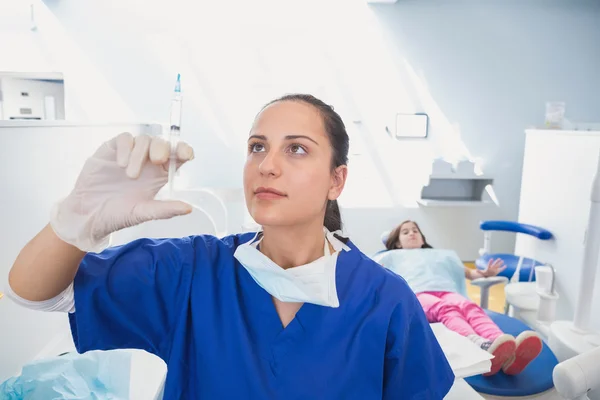 Kinderzahnarzt bereitet eine Spritze vor — Stockfoto