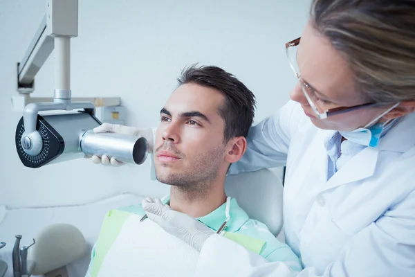 Ernstige jonge man ondergaan tandheelkundige checkup — Stockfoto