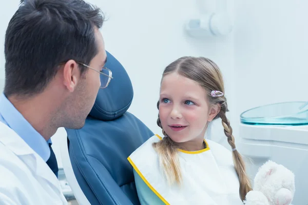 Dentista masculino examinando dentes meninas — Fotografia de Stock