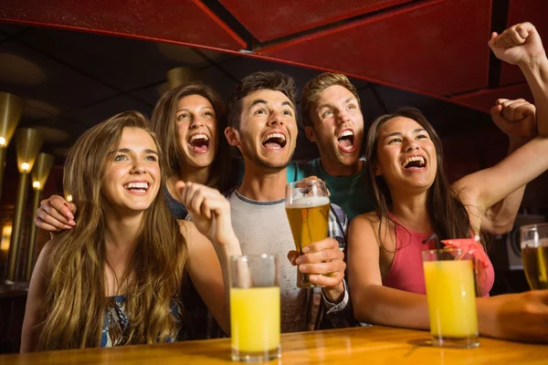Happy friends drinking beer and cheering together — Stock Photo, Image