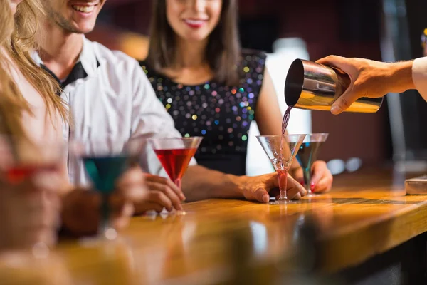 Bartender derramando coquetel para os clientes — Fotografia de Stock