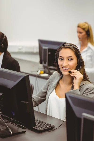 Ler call center agent talar på headsetet — Stockfoto