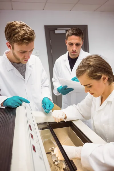 Étudiants en sciences utilisant un incubateur dans le laboratoire — Photo