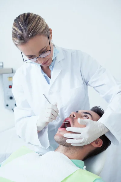 Femme dentiste examen mans dents — Photo