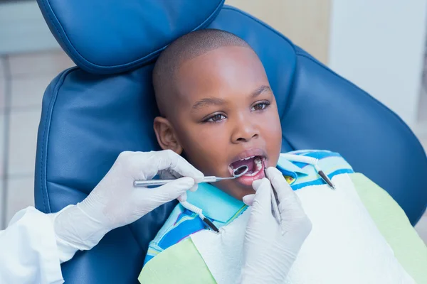 Primer plano del chico que le examinaron los dientes — Foto de Stock