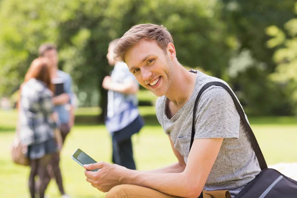 Knappe student studeert buiten op de campus — Stockfoto